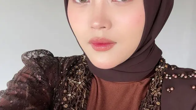 Penampilan Putri Delina di Acara 7 Bulanan Kehamilan Mahalini (credit:instagram.com/putridelinaa).