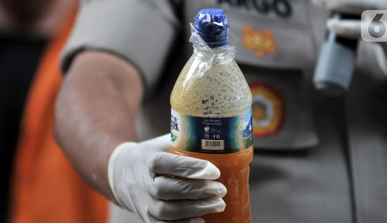 Kabid Humas Polda Metro Jaya, Kombes Pol Argo Yuwono menunjukkan barang bukti saat rilis pengungkapan kasus narkoba jenis tembakau gorila dalam bentuk liquid atau cair di Gedung Dit Resnarkoba Polda Metro Jaya, Jakarta, Senin (28/10/2019). (merdeka.com/Iqbal S. Nugroho)