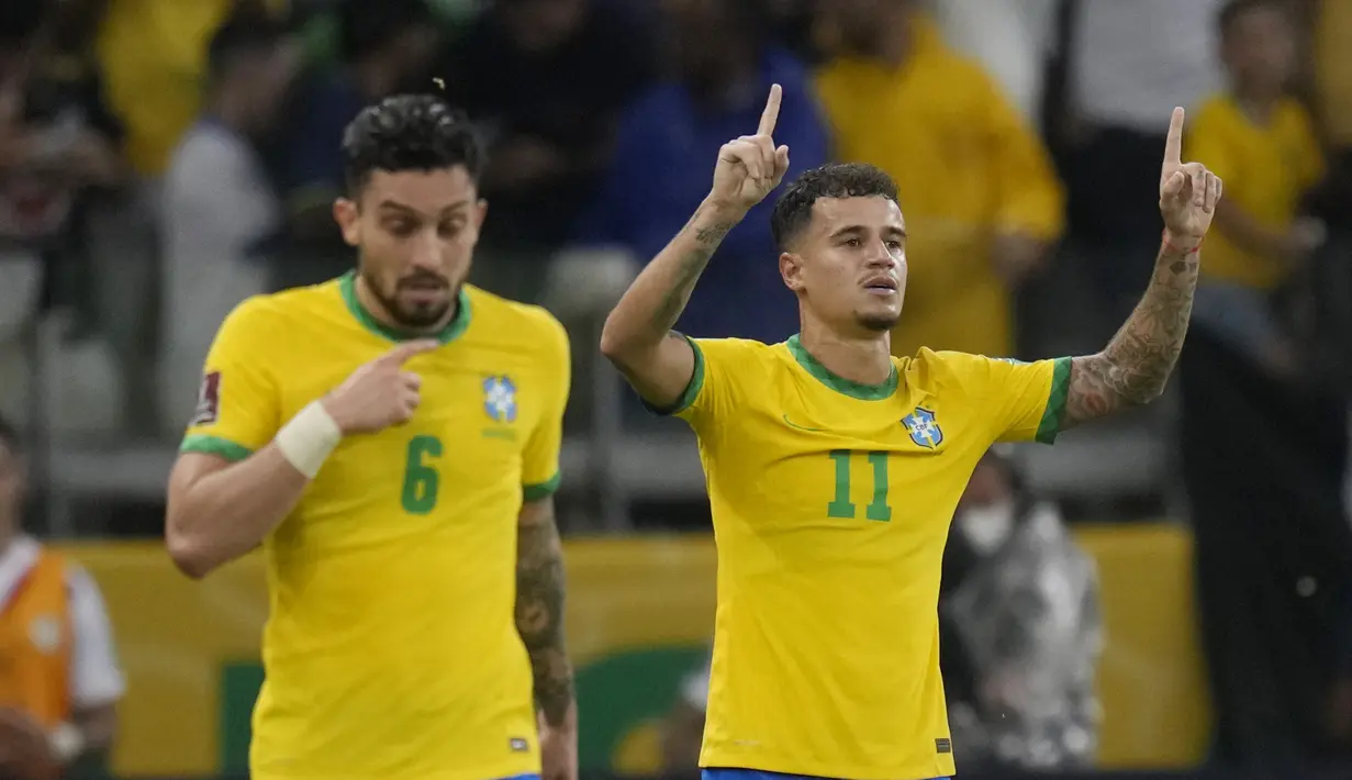 Memasuki babak kedua, Brasil mampu mencetak gol kedua di menit ke-62. Tendangan keras Philippe Coutinho dari luar kotak penalti tidak mampu dibendung Anthony Silva. (AP/Andre Penner)