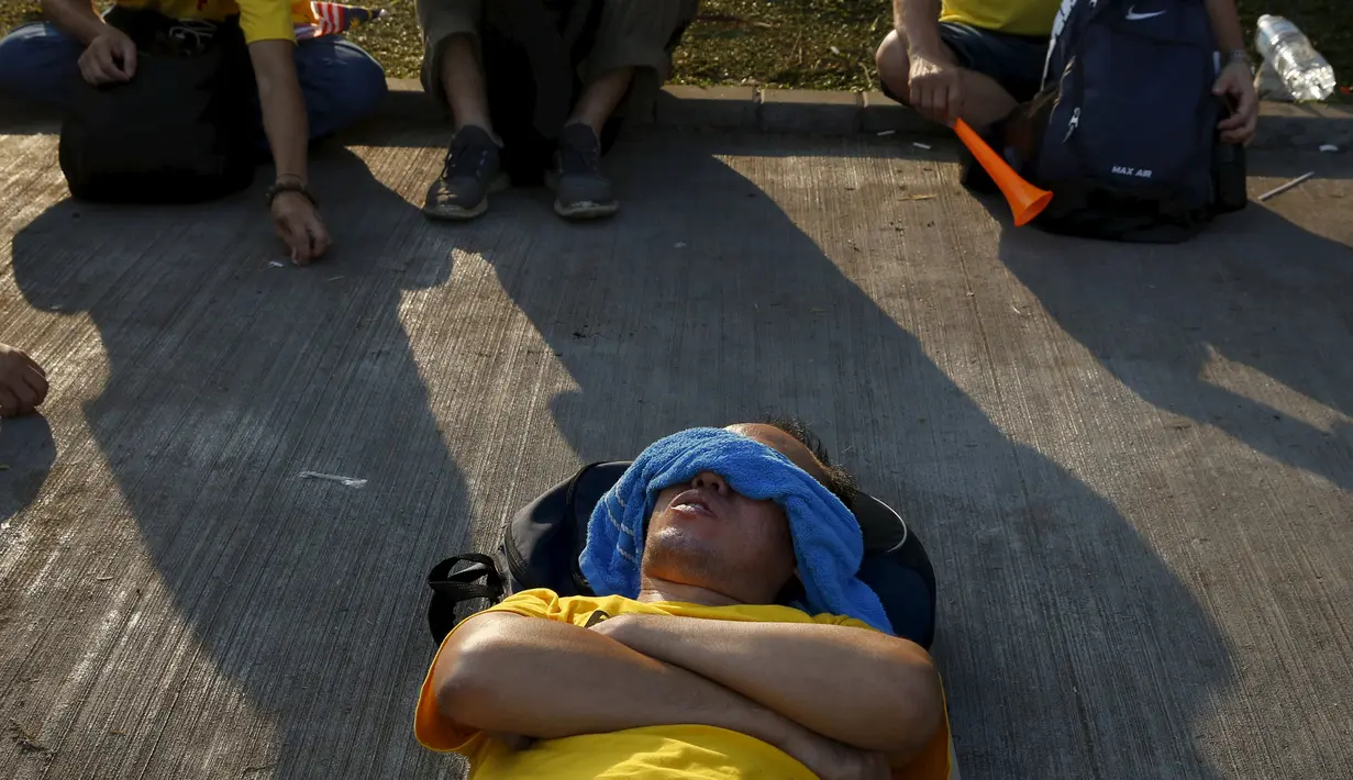 Seorang pengunjuk rasa tidur saat aksi gerakan Bersih 4.0 di ibukota Malaysia, Kuala Lumpur, Minggu (30/8/2015). Aksi tersebut menuntut pengunduran diri PM Malaysia Najib Razak terkait tuduhan korupsi. (REUTERS/Olivia Harris)