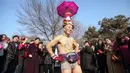 Seorang kakek berpose dalam lomba lari tahunan Undie Run di Olympic Forest Park, Beijing pada 24 Februari 2019. Uniknya para peserta diwajibkan berlari sambil mengenakan kostum unik atau pakaian dalam saja. (Photo by STR / AFP)