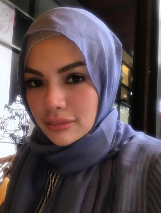 "Juga karena kan selama dia sama Niki kan dia tuh sudah enggak pernah keluar malam, tidak pernah minum-minuman keras, selalu masuk kantor," sambung presenter 32 tahun itu. (Instagram/nikitamirzanimawardi_17)
