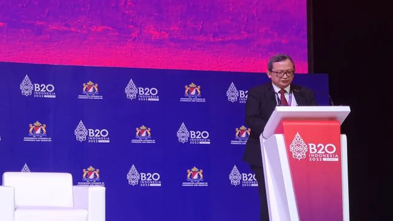 Direktur Astra Hamdhani Dzulkarnaen Salim memaparkan rekomendasi kebijakan dari FoWE TF terkait tantangan terhadap tersedianya lapangan kerja yang berkelanjutan. (Foto: Astra)