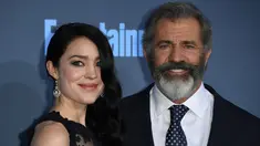 Aktor kawakan Mel Gibson menggandeng pacar mudanya, Rosalind Ross di atas karpet merah Critic's Choice Awards 2016 di California, Minggu (11/12). Pasangan beda usia 35 tahun itu tampak begitu intim dan sempurna ketika bersanding. (Mark RALSTON/AFP)