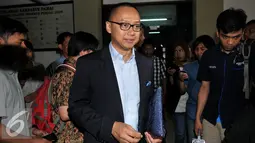 Sekjen Partai PAN, Eddy Soeparno usai melakukan pertemuan dengan Komisioner KPU, Jakarta, Selasa (1/9/2015).  Kedatangan mereka terkait penolakan KPU Surabaya atas calon Walikota yang mereka usung. (Liputan6.com/Johan Tallo)