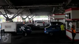 Sejumlah mobil mengantre di pintu Utama untuk memasuki Taman Impian Jaya Ancol, Jakarta, Kamis (31/12). Malam pergantian tahun nanti rencananya akan dimeriahkan pesta kembang api dan konser grupband Noah dan Wali. (Liputan6.com/Gempur M Surya)