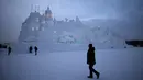Sejumlah Pengunjung berjalan ditempat wahana es yang berda di kota utara Harbin, provinsi Heilongjiang , Cina, (5/1). Bangunan es yang dibuat menyerupai Istana dengan ukuran yang besar. (REUTERS/Aly Song)