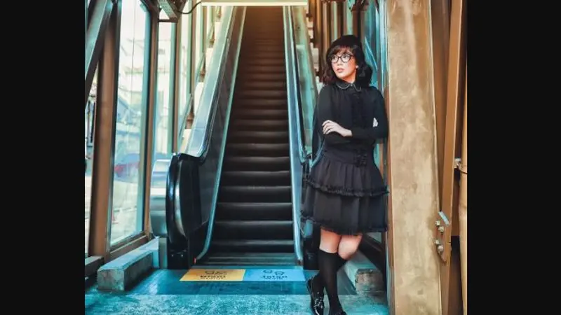 Pose di Stasiun MRT, Ussy Sulistiawaty Makin Muda dengan Harajuku Style