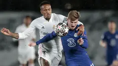 Penyerang Chelsea, Timo Werner dan bek Real Madrid, Eder Militao bersaing memperebutkan bola pada leg pertama semifinal Liga Champions di Stadion Alfredo Di Stefano, Rabu (28/4) dini hari WIB.  Real Madrid hanya mampu bermain imbang 1-1 melawan Chelsea. (AP Photo/Bernat Armangue)
