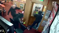 Para perampok bersenjata berhasil diusir oleh seorang kakek bernama Denis O'conner yang berusia 85 tahun. Dennis melawan perampok tersebut saat dirinya berada di Bar One Racing di Glanmire, County Cork.