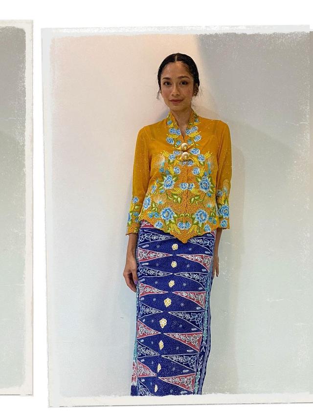 Public figure pakai kebaya encim