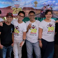 Grup musik yang berdiri sejak 1996 ini akan menghibur 500 penggemarnya. Sesuatu yang spesial tanpa meninggalkan ciri khas Project Pop. (Adrian Putra/Bintang.com)