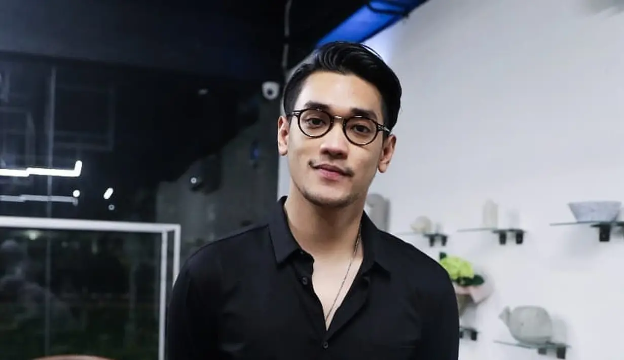 Afgan kembali tampil dengan outfit serba hitam. Ia mengenakan kemeja lengan panjang yang dipadukannya mengenakan celana panjang hitam, dan kacamata. [Foto: Instagram/afganisme.official]