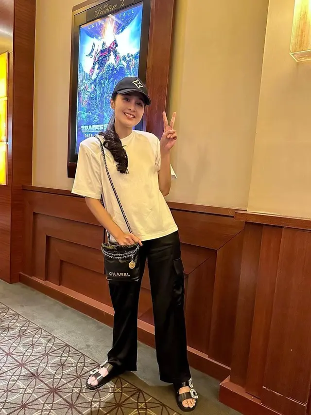 Outfit sederhana Sandra Dewi