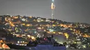 Salah satu dari tiga kapal angkatan laut Rusia, kapal pendarat besar kelas Ropucha "Georgy Pobedonosets" berlayar melalui Selat Bosphorus dalam perjalanan ke Laut Hitam melewati kota Istanbul (9/2/2022). (AFP/Ozan Kose)