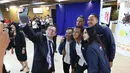 Presdir of AXA Mandiri, Jean-Philippe Vandenschrick berswafoto bersama atlet usai penandatanganan kerja sama di AXA Tower, Jakarta, Senin (23/4). AXA Mandiri resmi menjadi official partner Tim Indonesia di Asian Games 2018. (Liputan6.com/Angga Yuniar)