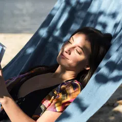 Berjemur pada pagi hari membantu tubuh menghasilkan vitamin D secara alami. (foto: jcomp/freepik)