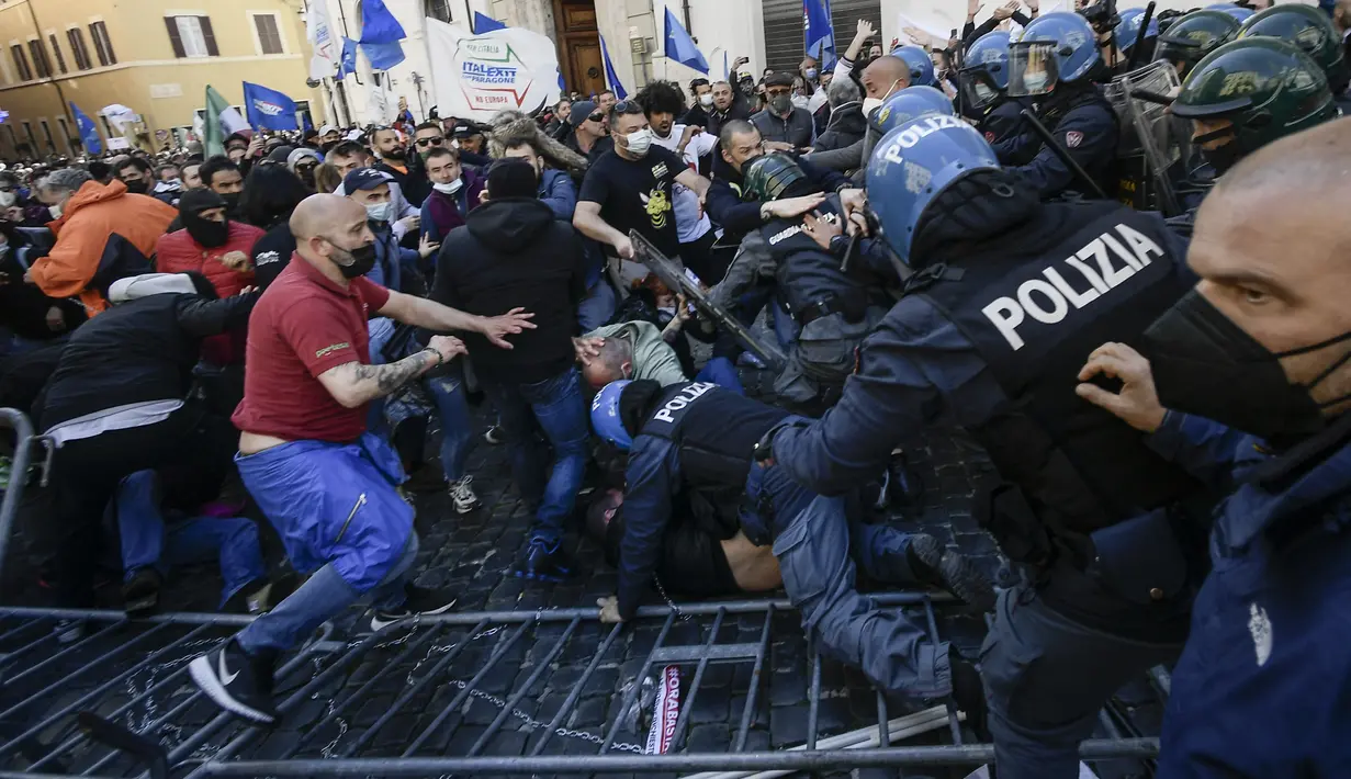 Pengunjuk rasa (kiri) berkelahi dengan polisi anti huru-hara saat aksi protes oleh pemilik restoran dan aktivitas bisnis lainnya di luar parlemen di Piazza Montecitorio di Roma, Selasa (6/4/202). Mereka memprotes tindakan pembatasan untuk mengatasi lonjakan kasus COVID-19. (Filippo MONTEFORTE/AFP)