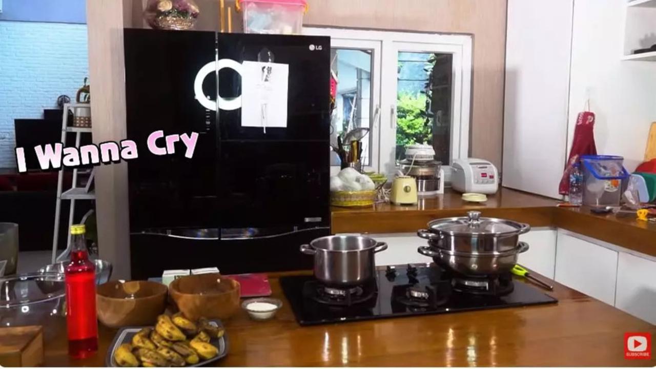 5 Potret Dapur Mungil Bryan Domani, Homey Bernuansa Putih & Kayu - Mawar de Jongh Pernah Diajak Masak di Sana