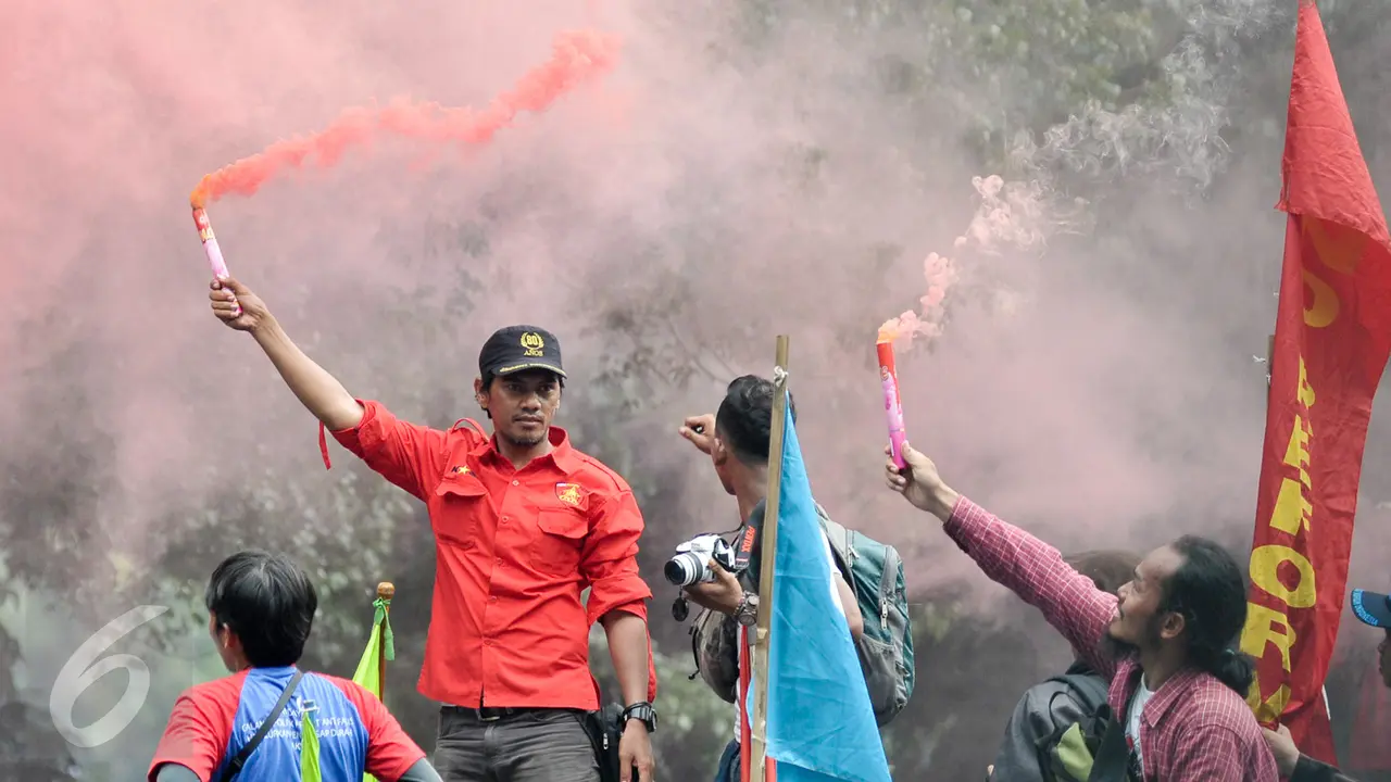 Selain ketegangan, ada juga keseruan yang terjadi saat demo buruh kemarin (1/5/2017). (Liputan6.com/Yoppy Renato)