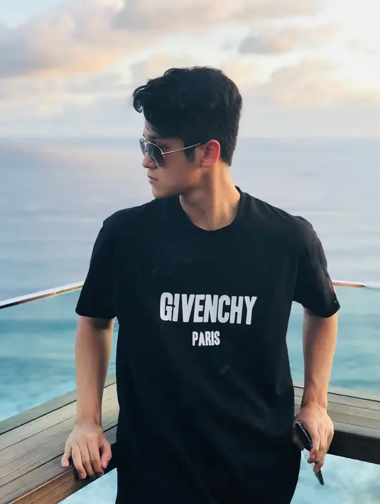 Kacamata berlensa gelap memang tak pernah gagal untuk membuat penampilan semakin kece. Kali ini ia tampil simpel dengan kaos hitam yang dipadukan dengan kacamata gelap. Penampilannya semakin macho dan memukau. (Liputan6.com/IG/@antonioblancojr)