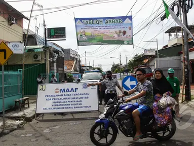 Petugas menjaga jalan yang terkena pengalihan arus di kawasan Otista, Jakarta, Kamis (23/4/2015). Jalan Otto Iskandardinata 3 akan ditutup selama 70 hari karena proyek pembangunan sodetan Kali Ciliwung kembali dilanjutkan. (Liputan6.com/Faizal Fanani)