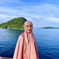 Berada di atas kapal pinisi dengan panorama Raja Ampat yang memukau, suasana Hari Raya terasa begitu hangat, intimate, sekaligus penuh keindahan visual. [@claurakiehl].