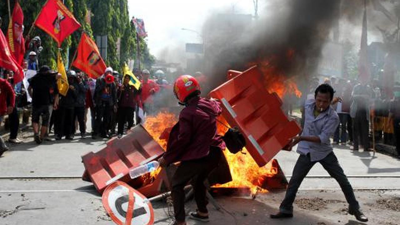 Rel diblokir, perjalanan KA terganggu