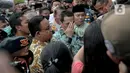 Gubernur DKI Jakarta Anies Baswedan menemui pendemo yang tengah melakukan orasi di depan gerbang Balai Kota DKI Jakarta, Jumat (14/10/2022). Dalam beberapa saat, peserta aksi duduk mendengarkan apa yang dikatakan Anies. (Liputan6.com/Faizal Fanani)
