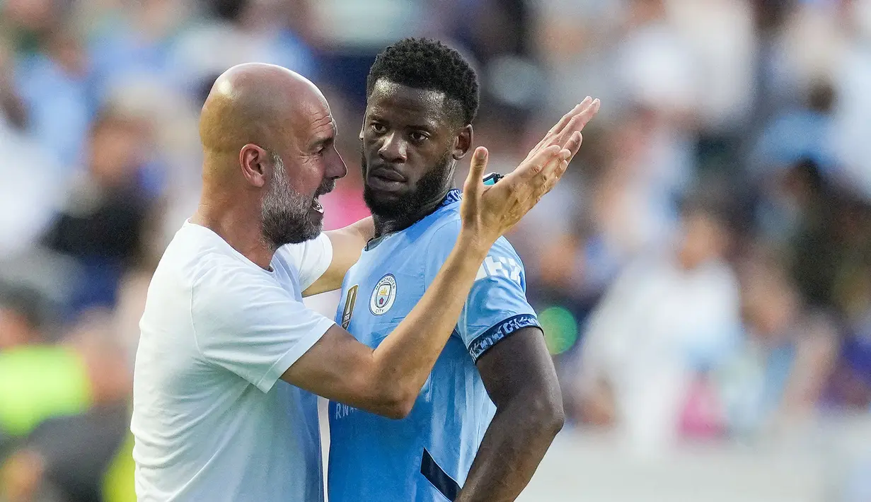 Pelatih Manchester City, Pep Guardiola, bersitegang dengan Luke Mbete saat melawan Glasgow Celtic pada laga uji coba di Stadion Kenan Memorial, Rabu (24/7/2024). City tumbang dengan skor 3-4. (AFP/Grant Halverson)