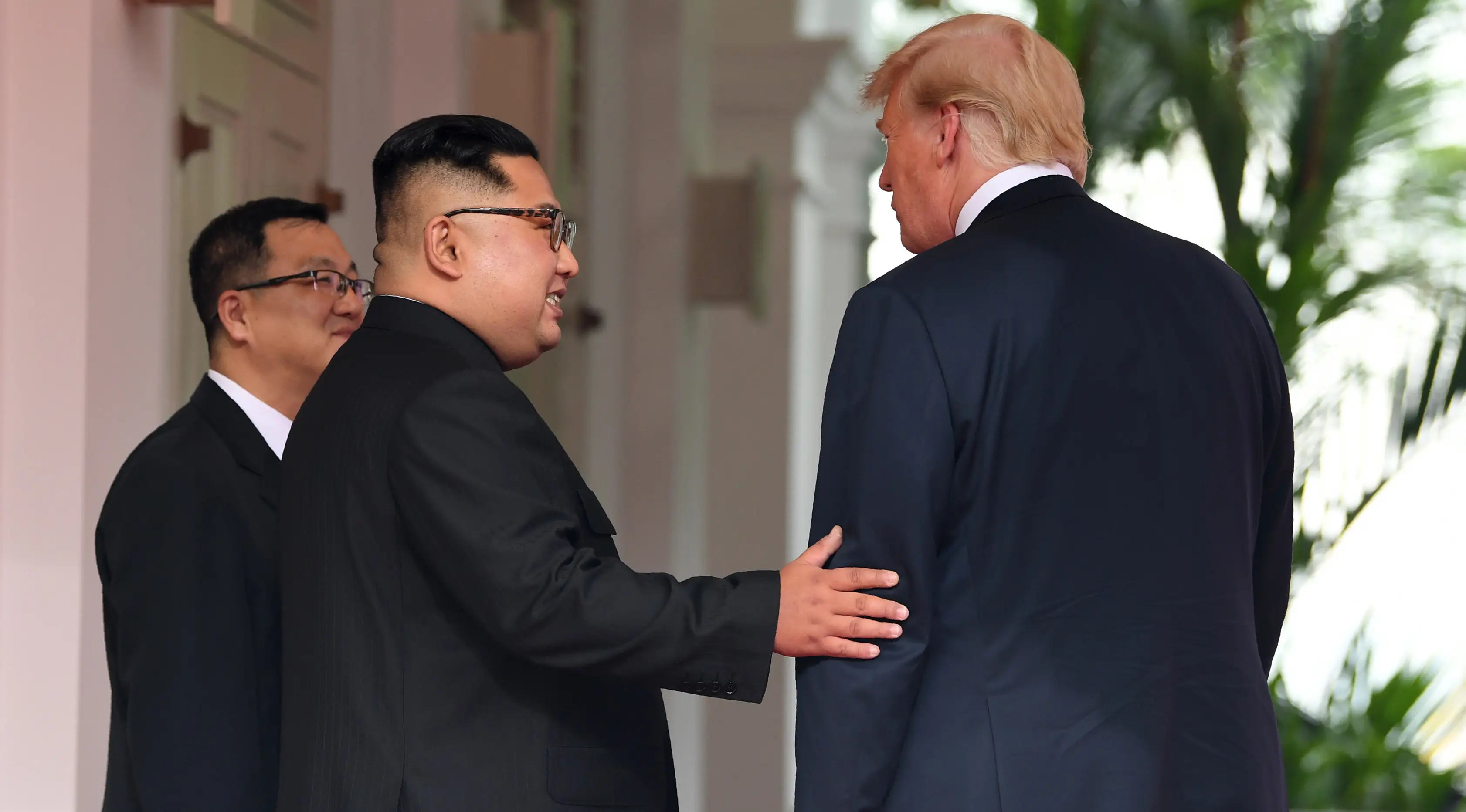Pemimpin Korea Utara, Kim Jong-un bertemu dengan Presiden AS, Donald Trump di resor Capella, Pulau Sentosa, Singapura, Selasa (12/6). Pertemuan ini merupakan yang pertama kalinya bagi pemimpin AS dan Korut untuk bertatap muka. (SAUL LOEB/AFP)