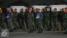 Puluhan prajurit membawa peti jenazah korban jatuhnya pesawat Hercules C-130, di Lanud Halim Perdanakusuma, Jakarta, Rabu (1/7/2015). Presiden Jokowi memimpin langsung upacara penerimaan jenazah. (Liputan6.com/Faizal Fanani)