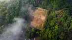Pemandangan lapangan sepak bola di kawah gunung berapi Teoca di kota Santa Cecilia Tepetlapa, di pinggiran Mexico City, diambil pada 9 Juli 2023. (CLAUDIO CRUZ / AFP)
