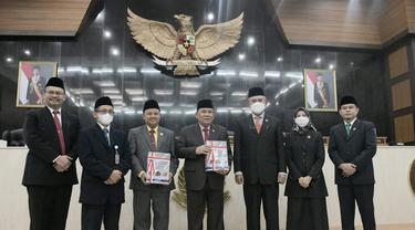 Wakil Gubernur Jawa Barat Uu Ruzhanul Ulum selaku Plh. Gubernur Jawa Barat menerima LHP.