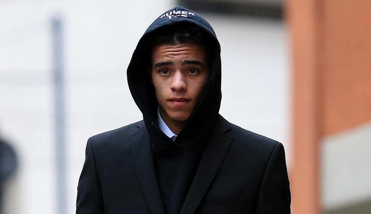 Penyerang Manchester United,  Mason Greenwood meninggalkan Minshull Street Crown Court setelah sidang atas tuduhan percobaan pemerkosaan di Manchester pada 21 November 2022. Pria berusia 21 itu resmi dibebaskan dari semua tuduhan dalam kasus yang berkaitan dengan tuduhan percobaan pemerkosaan, penyerangan, dan perilaku pemaksaan dan intimidasi. (AFP/Lindsey Parnaby