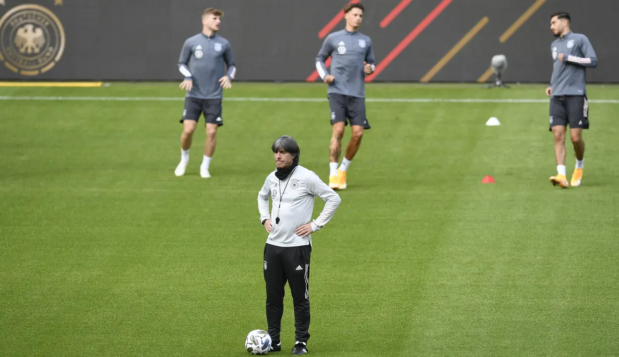 Pelatih Timnas Jerman, Joachim Loew, memperhatikan pemainnya saat sesi latihan jelang berlaga di UEFA Nations League di Stuttgart, Jerman, Rabu (3/9/2020). Jerman akan berhadapan dengan Spanyol. (AFP/Thomas Kienzle)