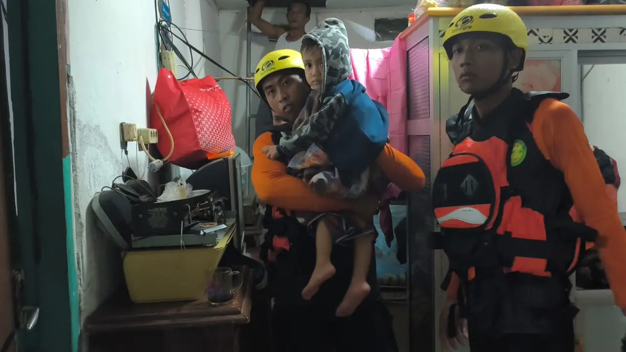 Tim SAR gabungan mengevakuasi 109 warga yang terdampak banjir di sejumlah wilayah Kota Bandar Lampung.