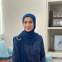 Desy Ratnasari juga kembali dilantik jadi anggota DPR RI. Di hari pelantikannya, Desy tampil cantik kenakan kebaya kutubaru brokat warna biru yang senada dengan hijabnya. Kebaya tersebut dilengkapi dengan selendang yang menambah elegansi dari sang artis. [@desyratnasariterdepan].