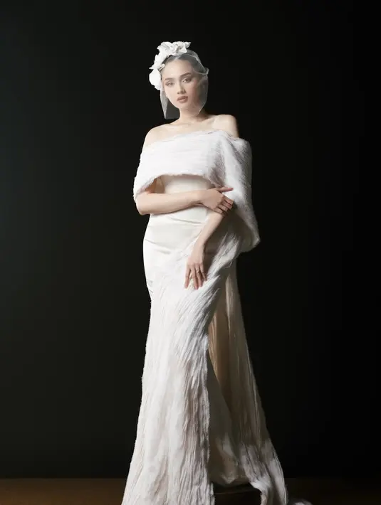 Syifa Hadju tampil anggun maksimal dengan mermaid dress tanpa tali dari Studio Vian. Dipadu dengan strapless coat berbulu yang menjuntai mengikuti siluet gaun [@syifahadju[