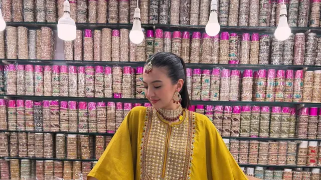 6 Pesona Raline Shah Jelajahi India, Tampil Anggun dengan Dress Mustard dan Maang Tikka Tradisional