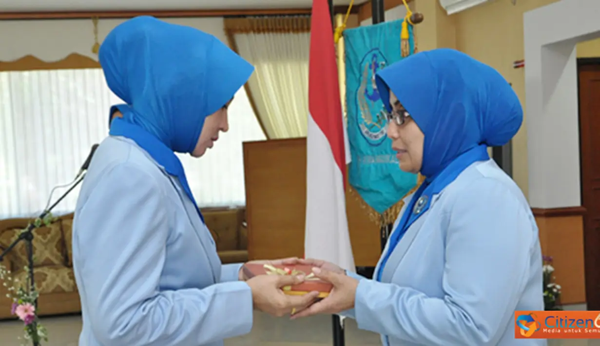 Citizen6, Surabaya: Ketua Cabang 2 Jalasenastri  Kobangdikal diserah terimakan dari Ny.Yayat Achmad Hadirat kepada Ny. Aswad di Ruang Joglo Muljadi Kesatrian Bumimoro Kobangdikal, Selasa (30/10). (Pengirim: Penkobangdikal). 