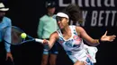 Petenis Jepang Naomi Osaka mengembalikan bola saat menghadapi petenis China Zheng Saisai pada pertandingan tunggal putri putaran kedua di Australia Terbuka, Melbourne, Australia, Rabu (22/1/2020). Naomi mengalahkan Saisai dan melaju ke putaran ketiga Australia Terbuka. (AP Photo/Andy Brownbill)