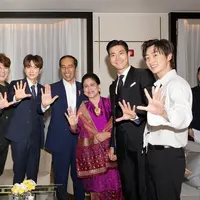 Presiden Republik Indonesia, Joko Widodo bertemu dengan Super Junior kala melakukan kunjungan ke Korea Selatan. (Twitter/SJOfficial)