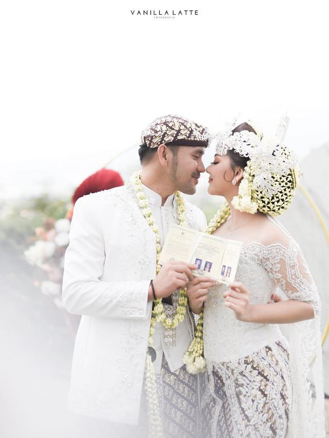 7 Potret Pernikahan Jenita Janet dengan Pengusaha Danu Sofwan