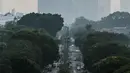 Kendaraan melintas saat kabut polusi menyelimuti Jakarta, Kamis (27/7/2023). (Liputan6.com/Faizal Fanani)