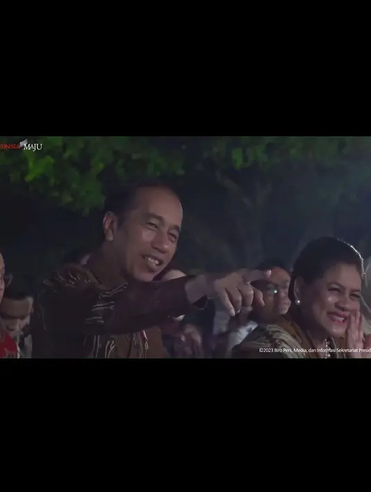 Tidak hanya menjadi sorotan media dan penggemar, keluarga Atta dan Aurel juga mendapat perhatian khusus dari Presiden Joko Widodo. Presiden Jokowi terlihat begitu gemas pada Ameena. Dalam momen yang hangat, Presiden Jokowi bahkan melambaikan tangannya kepada Ameena, sementara Ibu Negara Iriana nampak tersenyum dengan tulus. Tak ketinggalan, Ameena pun dengan polosnya membalas lambaian tangan dari Presiden Jokowi, menunjukkan pesona keimutannya yang sulit diabaikan. (Liputan6.com/IG/@attahalilintar)