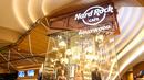 Hard Rock Cafe di dalam Seminole Hard Rock Hotel & Casino di Hollywood, Florida, Amerika Serikat, Jumat (18/10/2019). Seminole Hard Rock Hotel & Casino dibuka untuk umum pada 24 Oktober 2019. (Zak BENNETT/AFP)