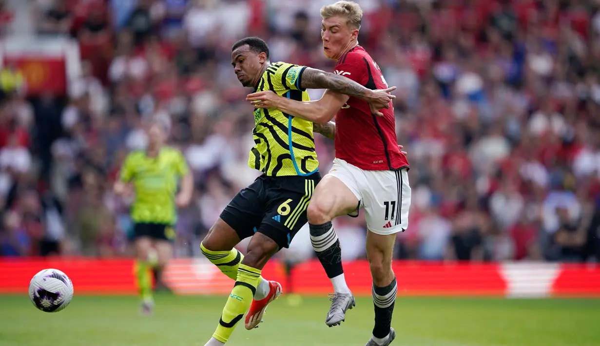 Kemenangan ini kembali mengerek posisi Arsenal ke puncak Klasemen Liga Inggris dengan 86 dari 37 pertandingan. (AP Photo/Dave Thompson)