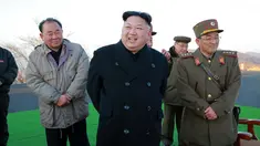 Pemimpin Korea Utara, Kim Jong Un saat meninjau peluncuran roket balistik dari unit artileri Hwasong Angkatan Strategis KPA, Pyongyang, Selasa (7/3). (AFP PHOTO/KCNA)