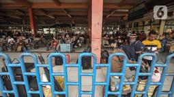Calon penumpang saat menunggu jadwal keberangkatan bus antarkota antarprovinsi (AKAP) di Terminal Kampung Rambutan, Jakarta, Senin (25/4/2022). Arus mudik akan terus meningkat hingga puncaknya yang diprediksi terjadi pada H-3 Lebaran atau 29 April mendatang. (merdeka.com/Iqbal S. Nugroho)